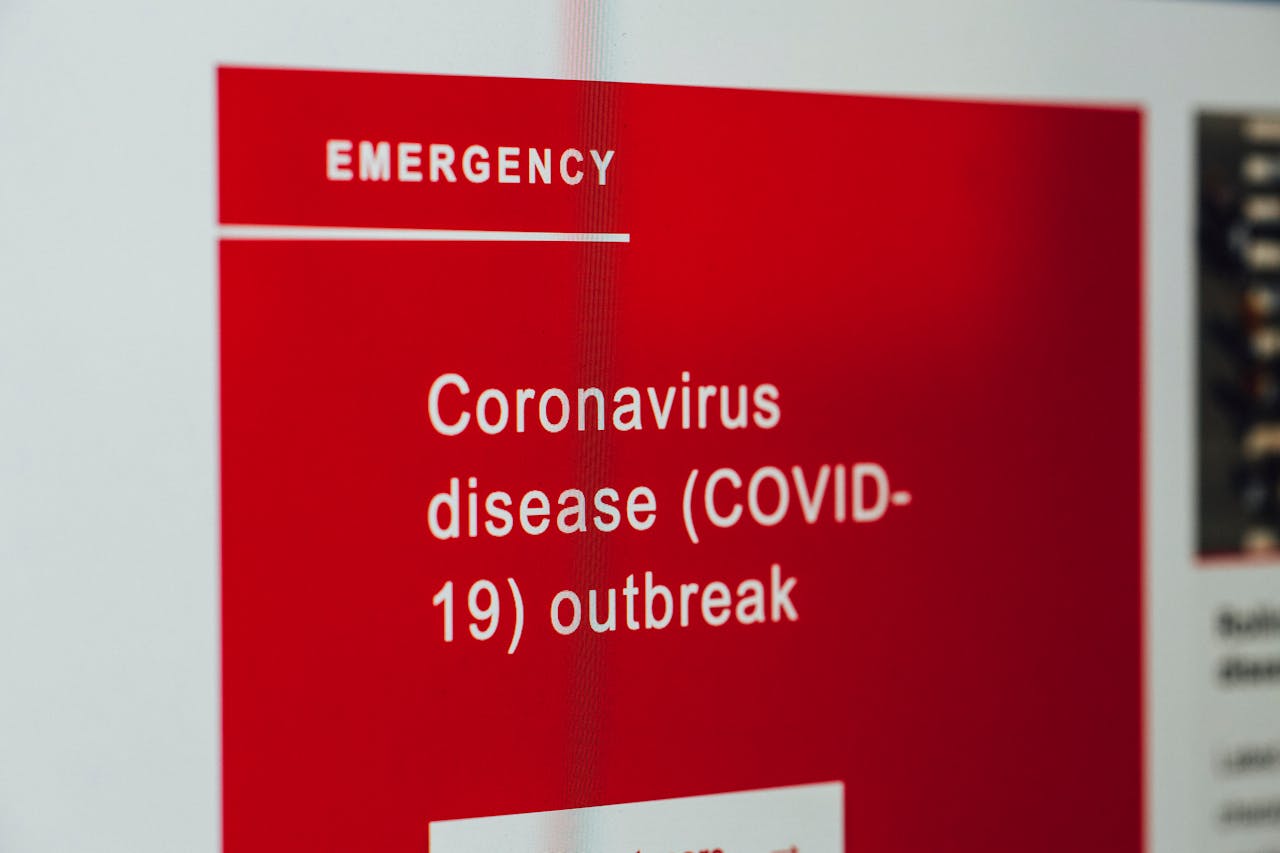 cta-bg Close-up of a COVID-19 emergency alert message on a digital screen.